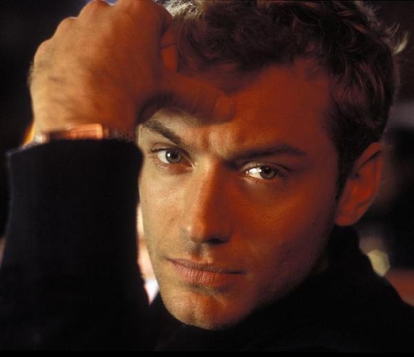 1189251241_jude_law022.jpg