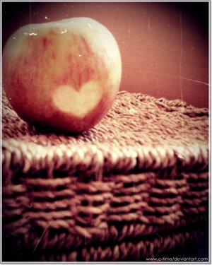 Apple_in_love.jpg