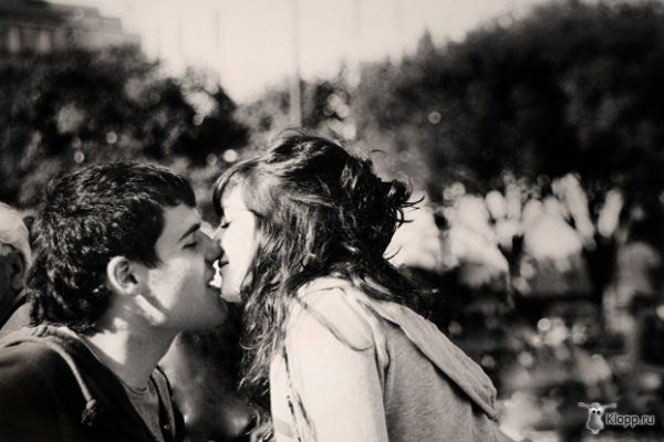 1212299468_1212147827_spanish_kiss_by_soniaa.jpg
