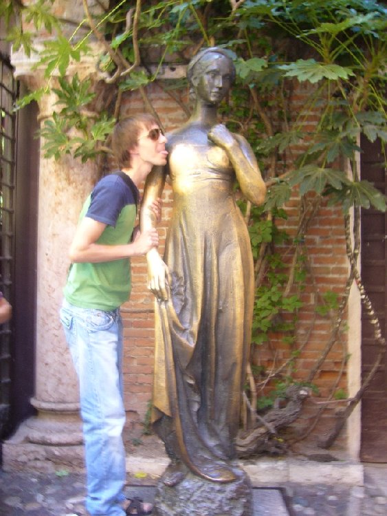 P1060557_verona_me&giulietta.JPG