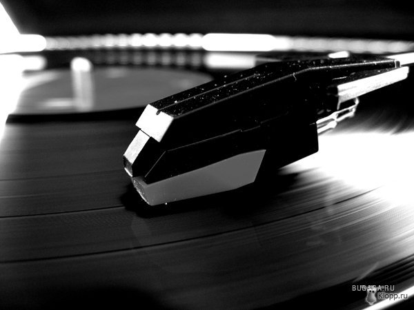 1219482934_1219306213_black_and_white_record_player.jpg