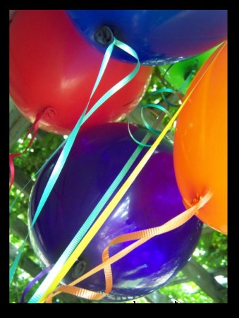 1219128574_ballons_for_the_birthday_girl_by_retrogirl1049.jpg