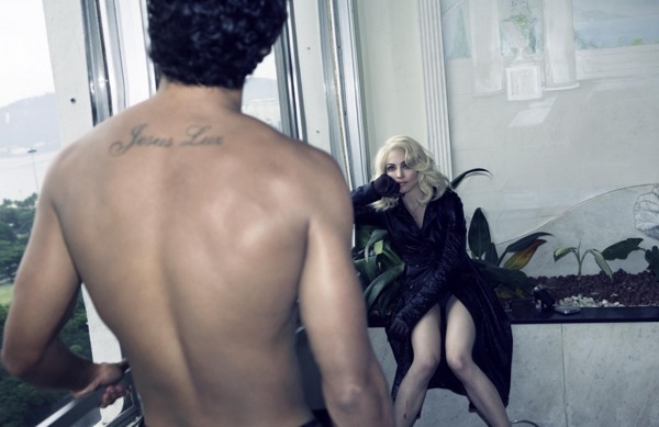 madonna_w_magazine10.jpg