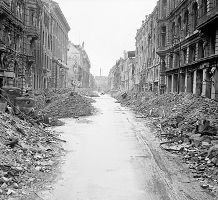 Destruction_in_a_Berlin_street.jpg