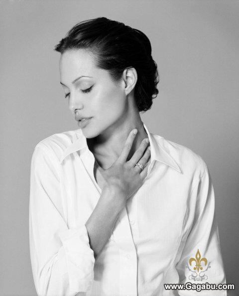 1176629640_20070403angelina.jpg